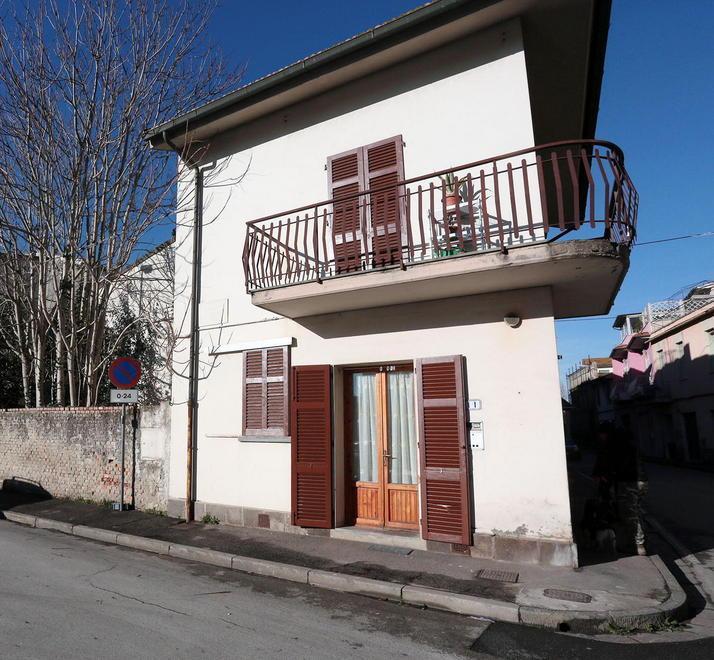 Colpito nel letto con 5 coltellate dall’amico 