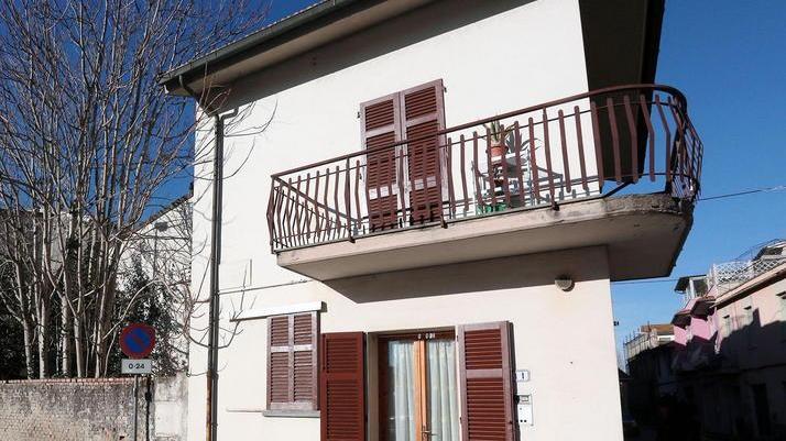 Colpito nel letto con 5 coltellate dall’amico