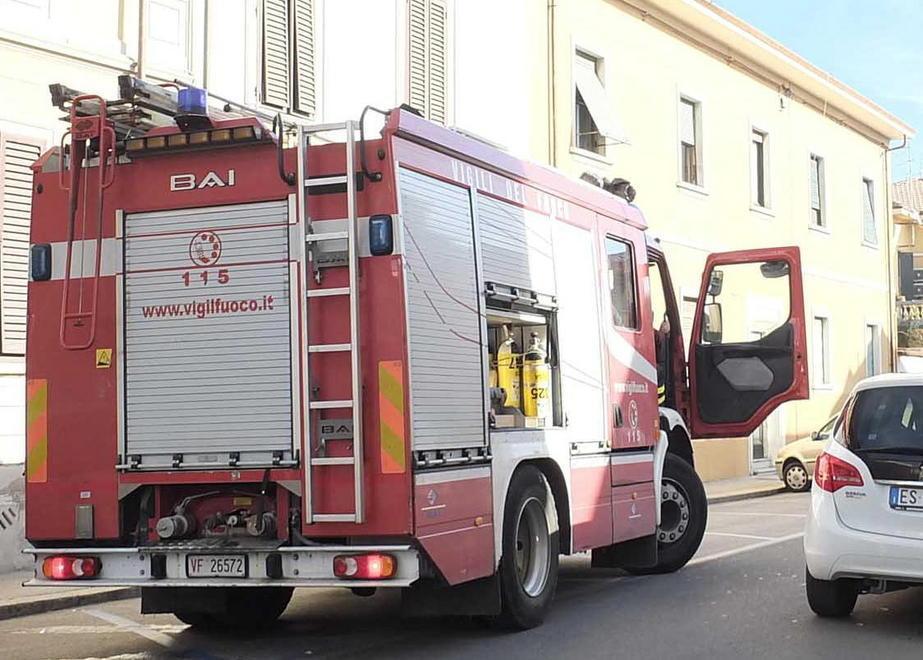 Fiamme in un garage vicino alla Cisl