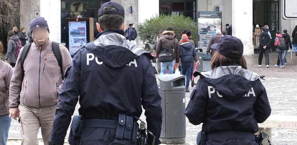 Rapinava cellulari e soldi agli studenti: arrestato 