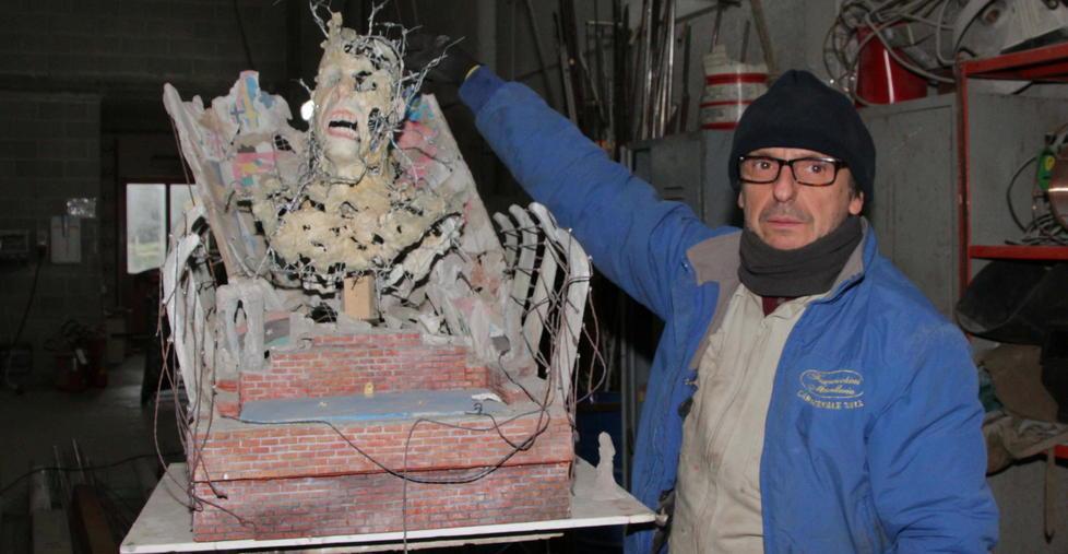 Alessandro Avanzini con il modellino del carro (foto Ciurca/Paglianti)