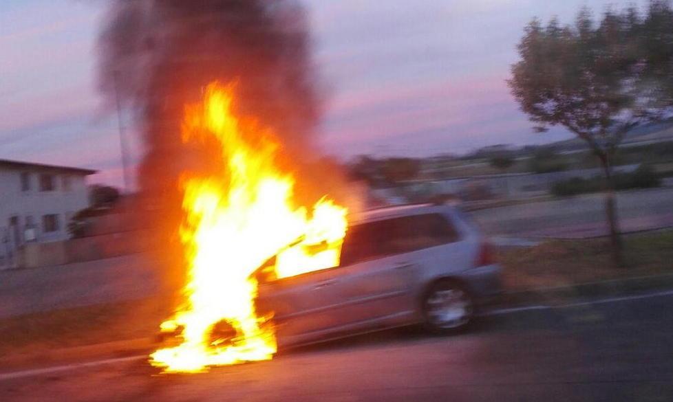 Auto in fiamme lungo la Tirrenica