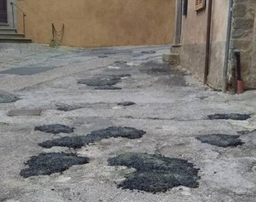 L’asfalto deturpa le vie del borgo