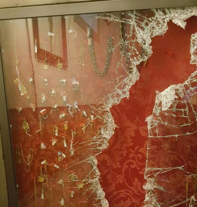 Furto in chiesa, rubati gli ex voto 