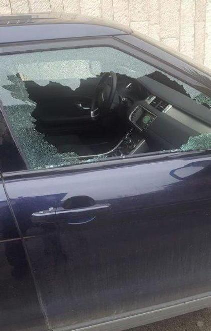 Spaccano il vetro dell’auto per rubare la borsa, derubato ex sindaco