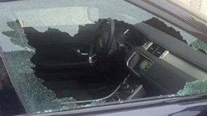 Spaccano il vetro dell’auto per rubare la borsa, derubato ex sindaco