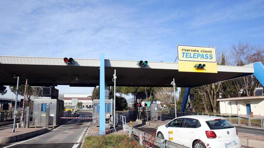 Armato di cacciavite si fa consegnare l’incasso dal casellante