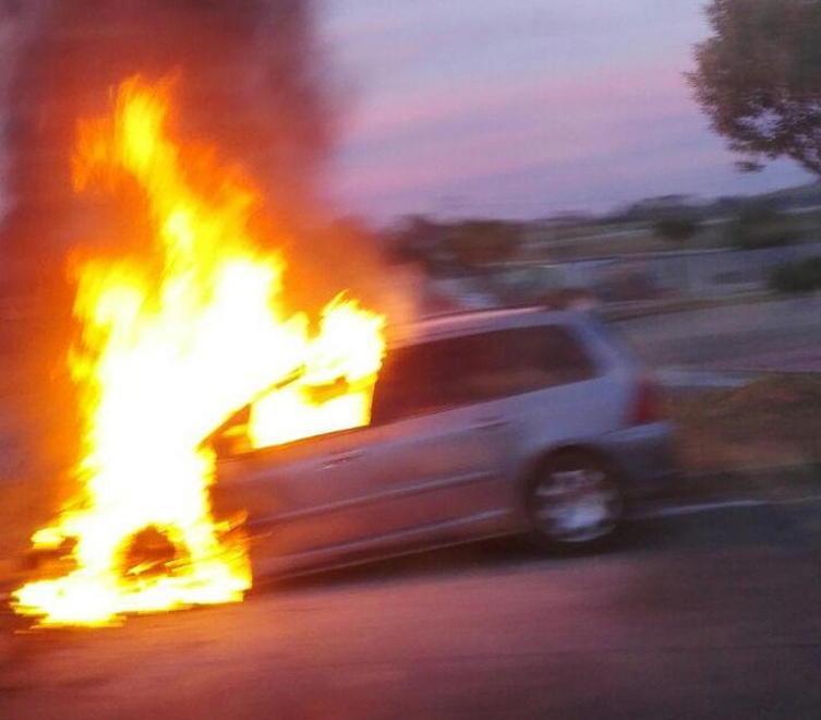 Auto distrutta da un incendio sull’autostrada