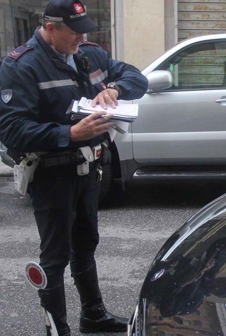 Patente sospesa ma guidava nella corsia dei bus