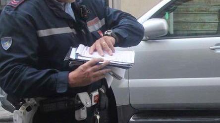 Patente sospesa ma guidava nella corsia dei bus