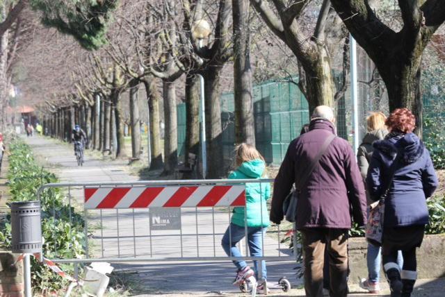 Le transenne in viale Galilei dopo la tempesta di vento del marzo 2015
