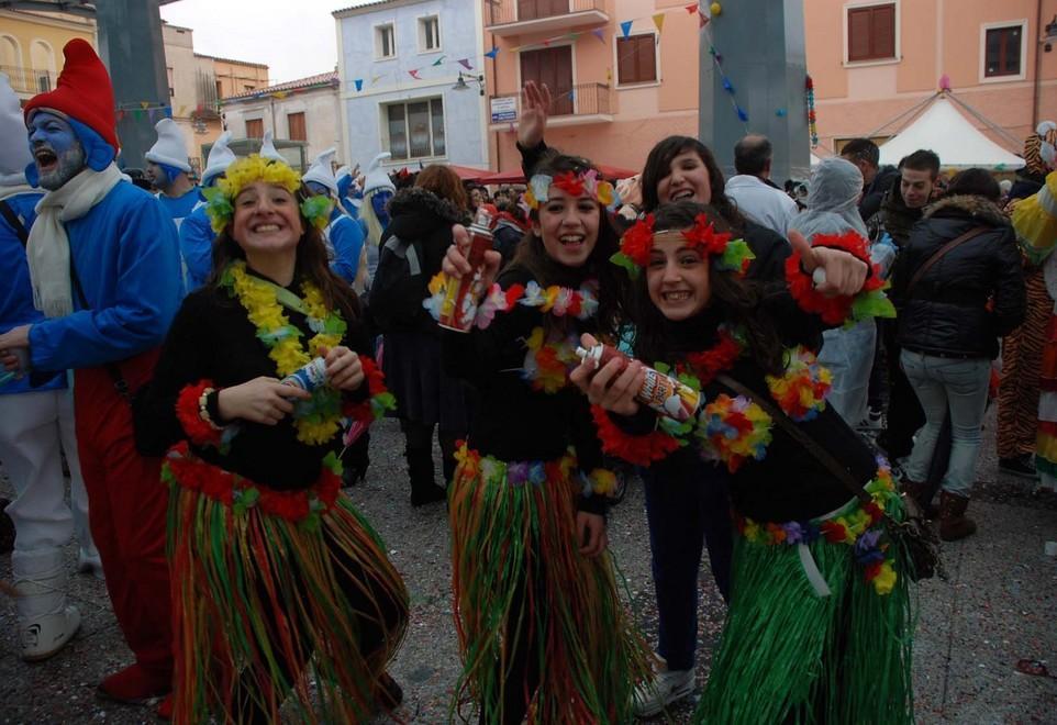 Gruppi in maschera durante una sfilata del carnevale olbiese