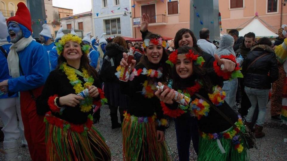 Gruppi in maschera durante una sfilata del carnevale olbiese