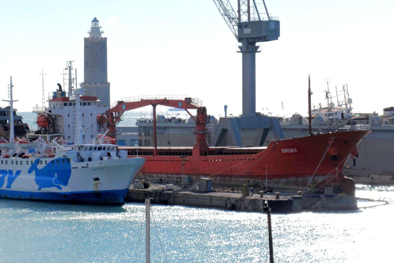 Il cargo Sigma ormeggiato in porto (Marzi/Pentafoto)