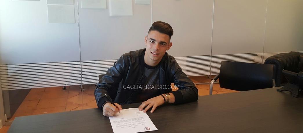 Simone Pinna firma il contratto che lo lega al Cagliari per tre anni