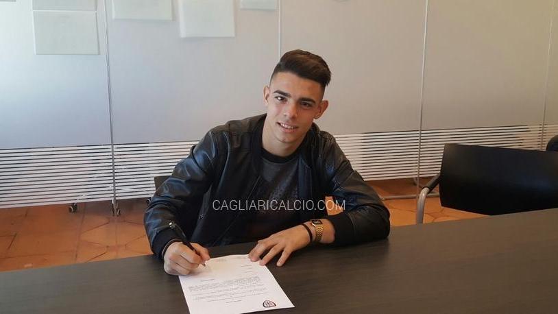 Simone Pinna firma il contratto che lo lega al Cagliari per tre anni