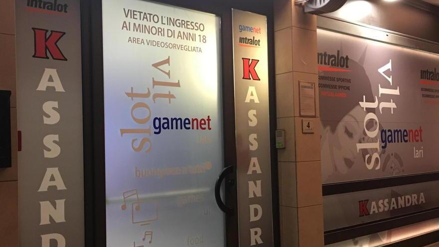 Giovane si finge cliente e rapina la sala slot