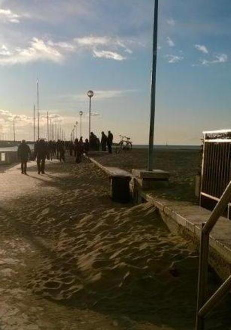Molo invaso dalla sabbia Sea: oggi sarà rimossa 