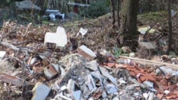 Vigili del fuoco ed esercito per portar via i rifiuti