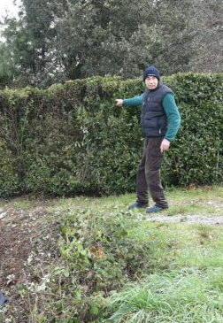 Gravissimo nell’auto che esce di strada e vola nel giardino 