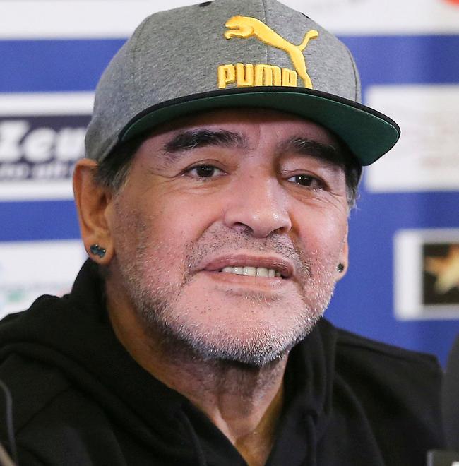 Maradona si racconta sul palco del San Carlo con Alessandro Siani