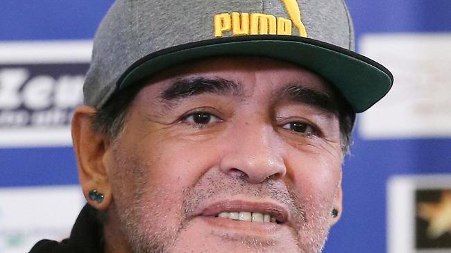 Maradona si racconta sul palco del San Carlo con Alessandro Siani