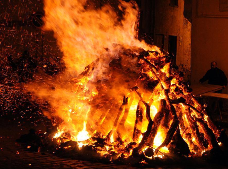 Si rinnova oggi l’antico rito dei fuochi 