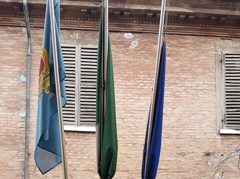 Una maxi scorta di bandiere e Costituzione 