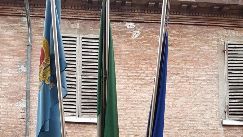 Una maxi scorta di bandiere e Costituzione