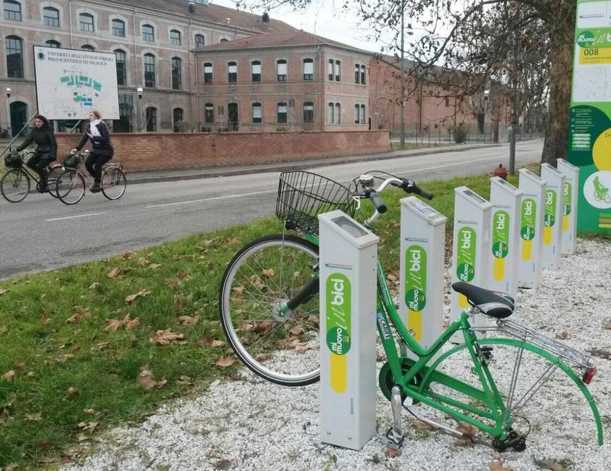 Vandali smontano le bici a noleggio