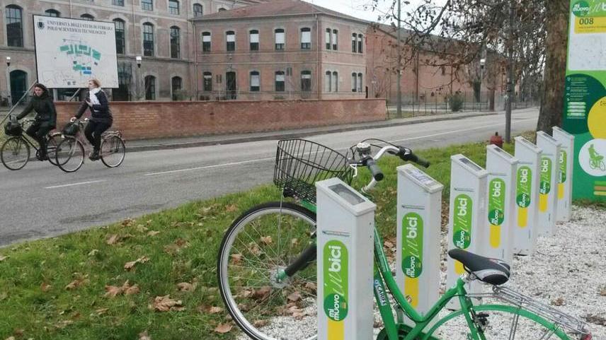 Vandali smontano le bici a noleggio