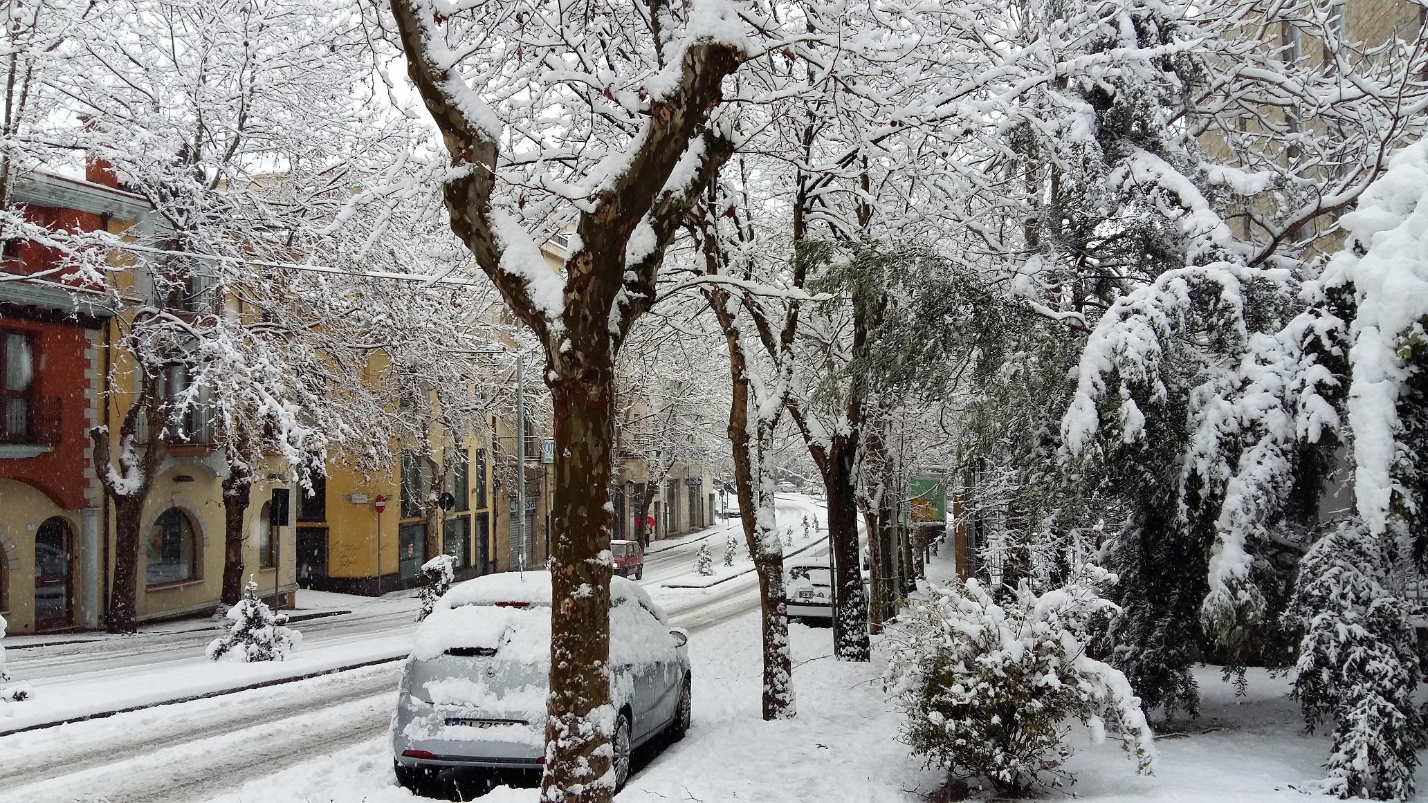 Una via del centro cosparsa di neve