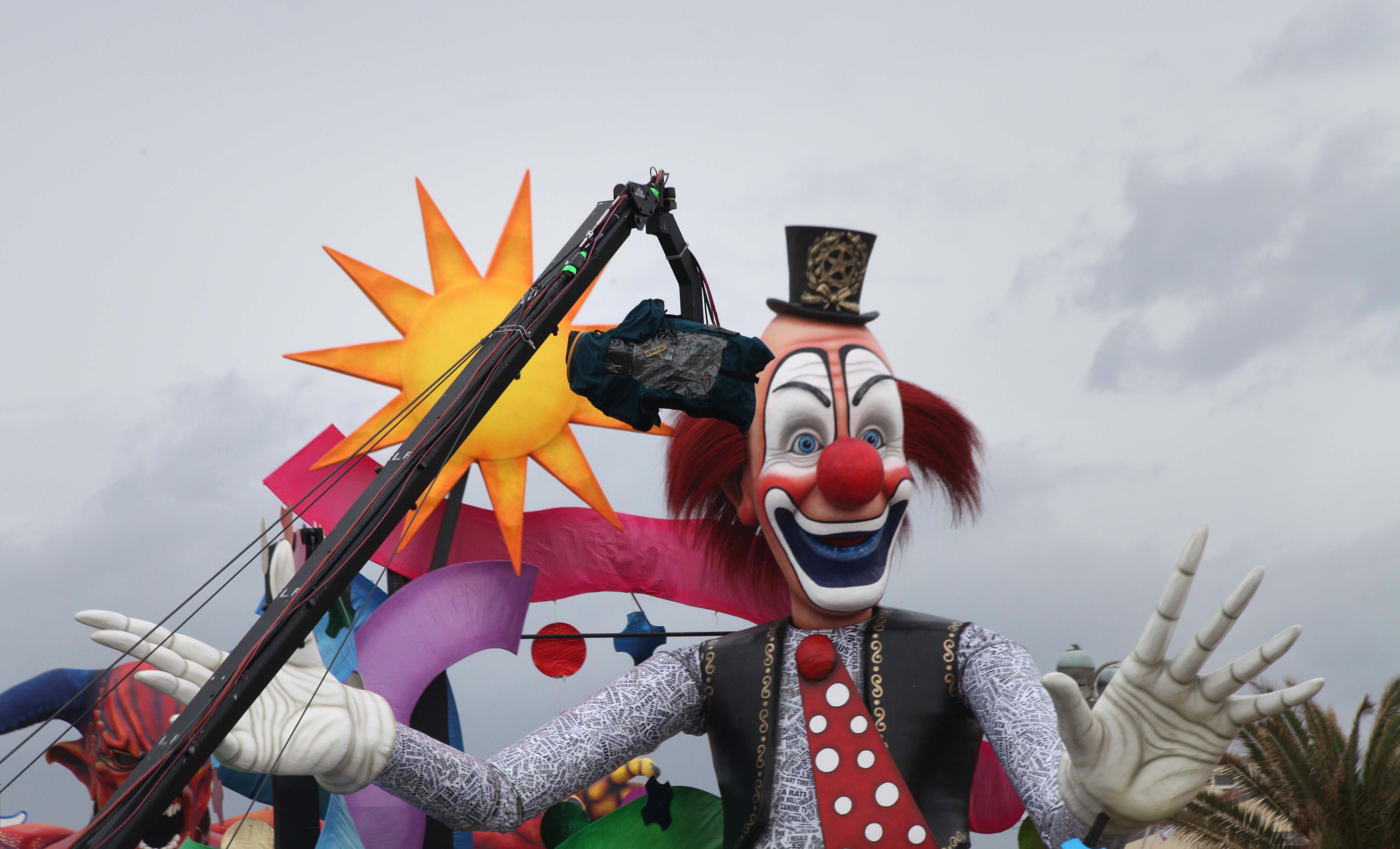 Una telecamera Rai al Carnevale di Viareggio (foto Ciurca/Paglianti)