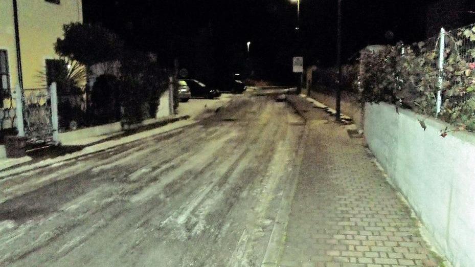 Strada ghiacciata da giorni