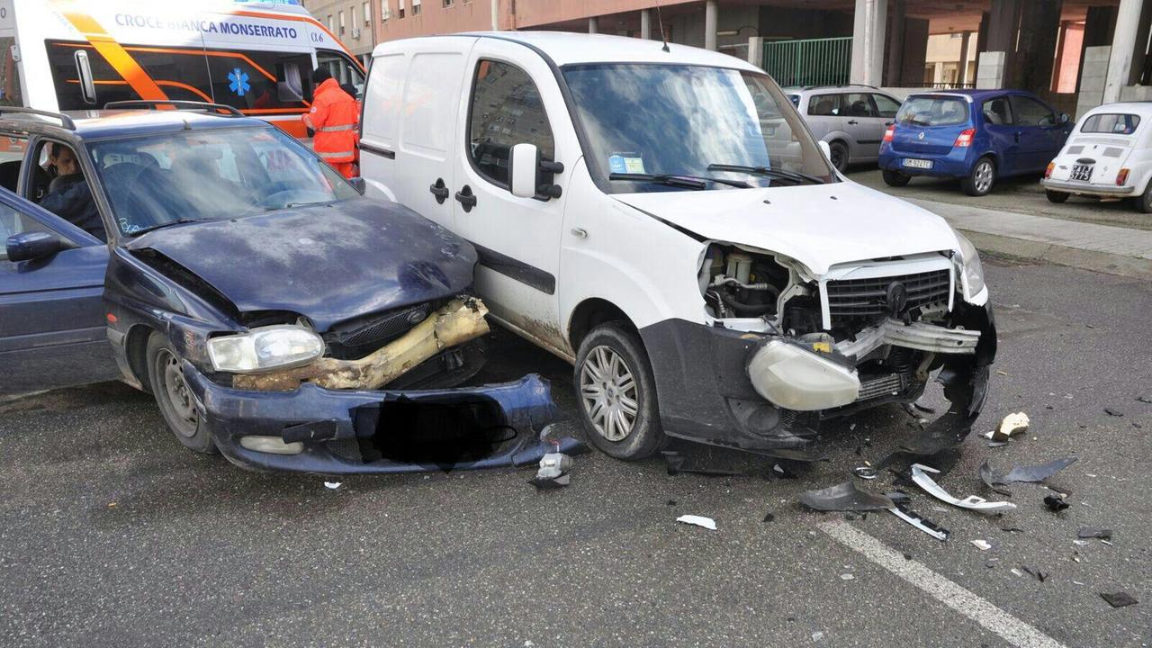 Auto contro furgone a Cagliari, due persone ferite