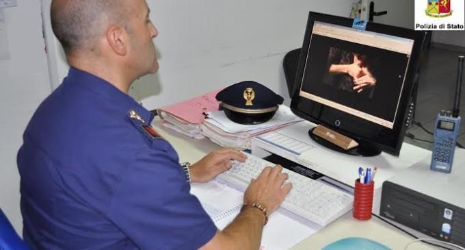 Un agente della polizia postale