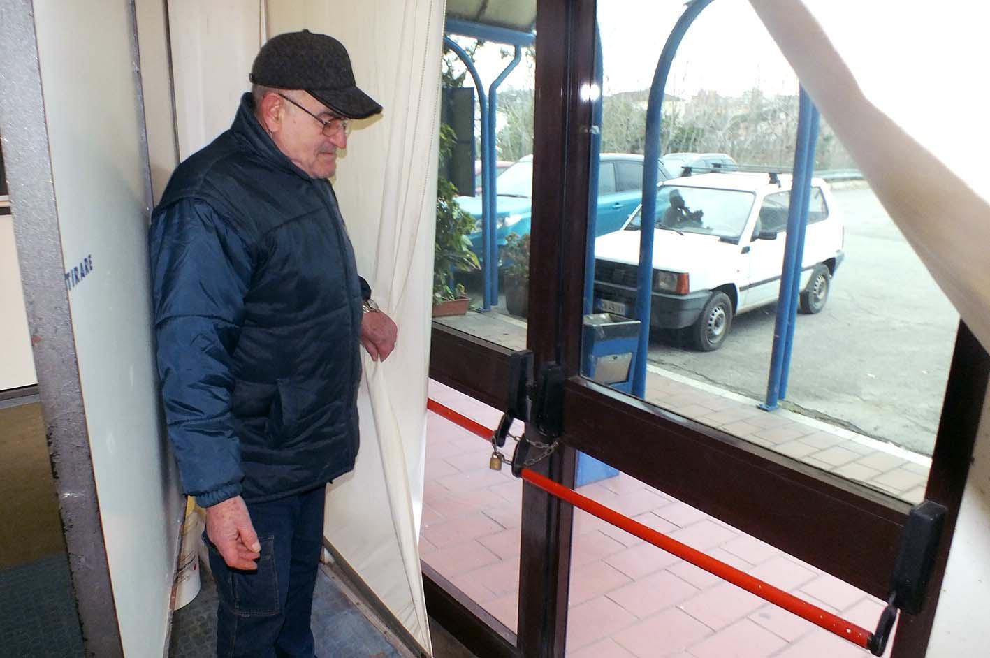 Giorgio Meschini, economo dell'Associazione Ballerini Val di Cornia, davanti alla  porta che è stata rotta dai ladri (foto Paolo Barlettani)