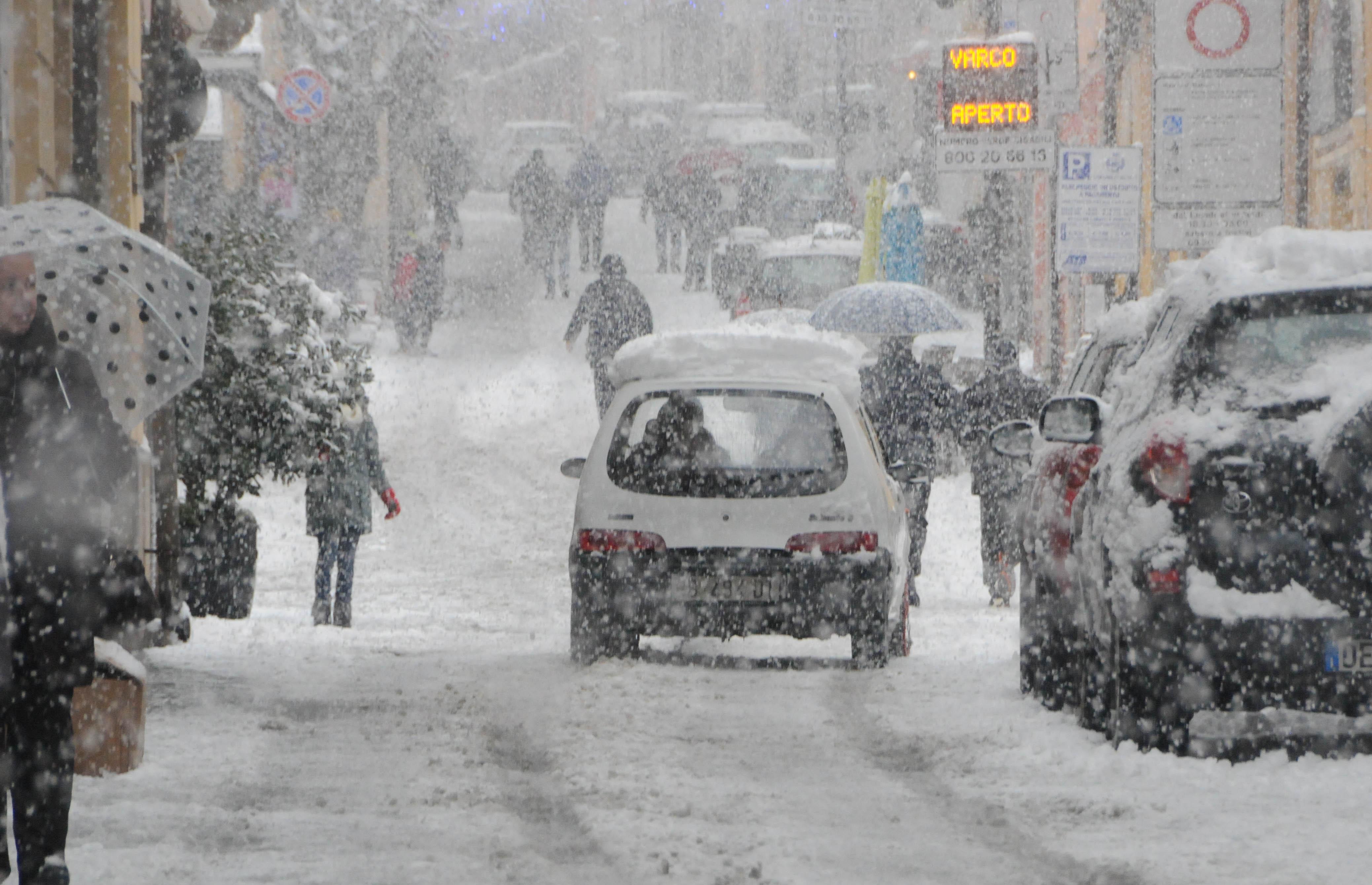 Maltempo in Sardegna, disagi per le strade ghiacciate: nevica anche a sud