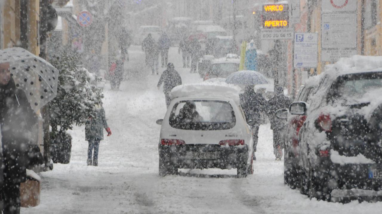 Maltempo in Sardegna, disagi per le strade ghiacciate: nevica anche a sud