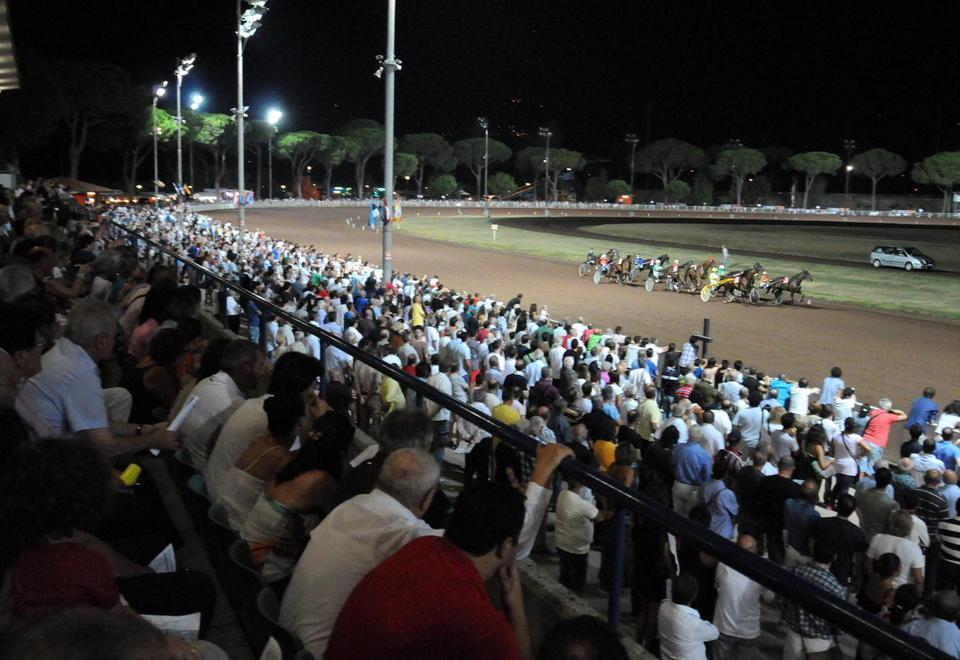 Una gara all'ippodromo Sesana (foto Nucci)