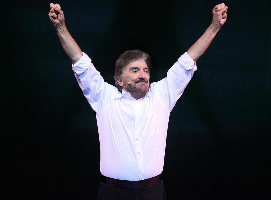 Gigi Proietti sul palco del Teatro Verdi di Montecatini 