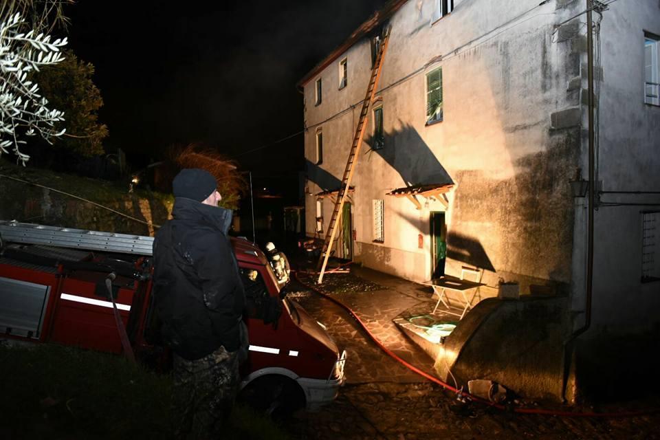 I vigili del fuoco in azione a Ponte a Moriano (foto Sernacchioli)