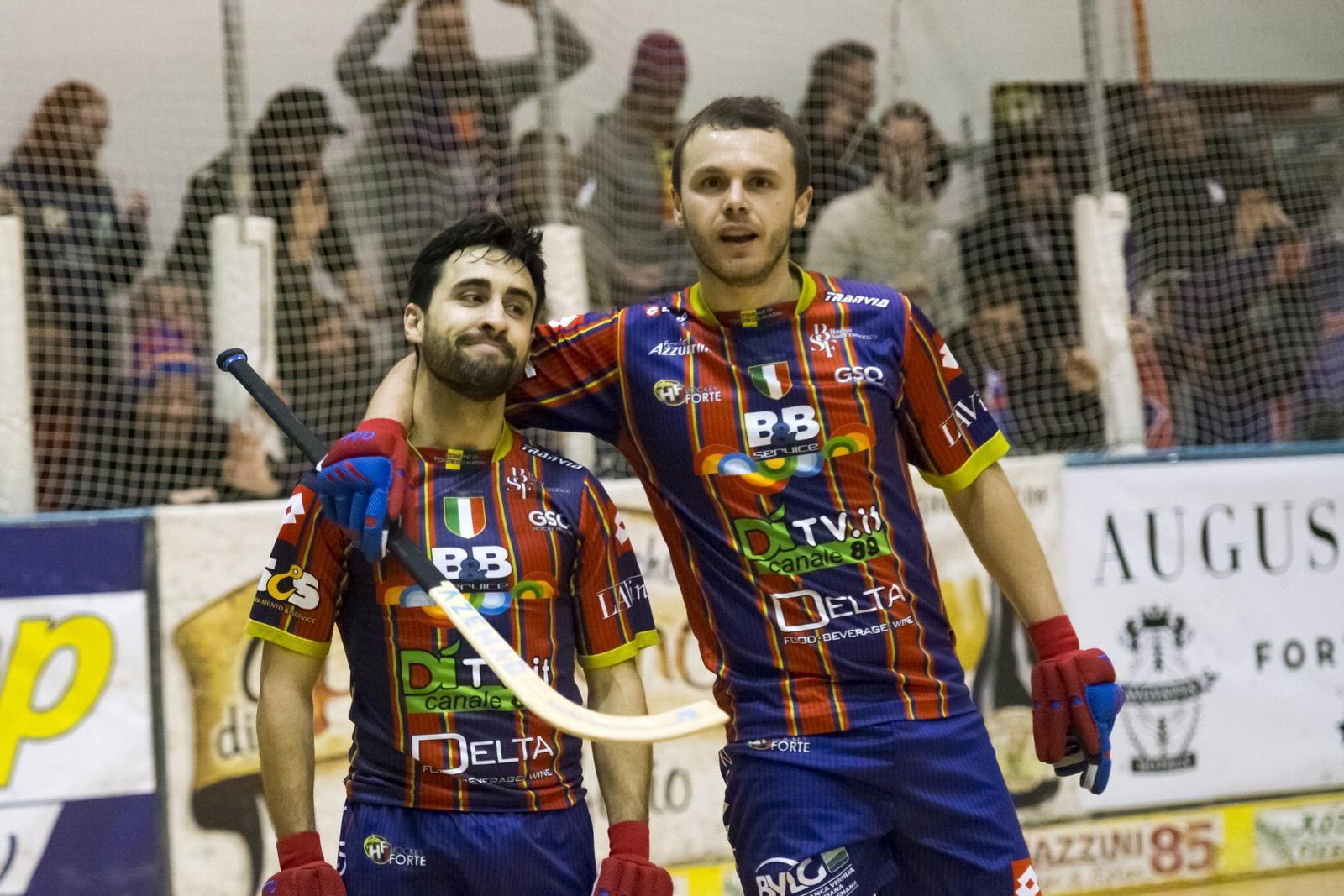 De Oro festeggiato dopo il gol del tre a due