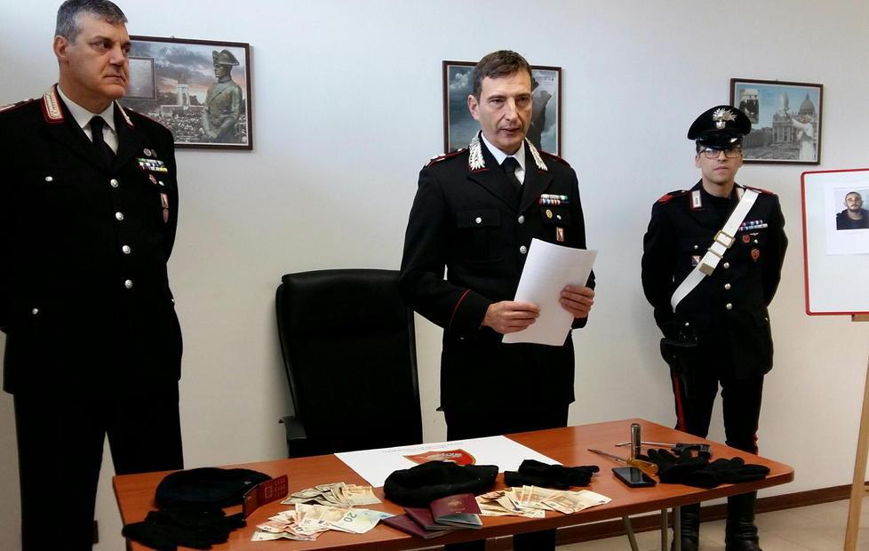 Rubano in una casa e vengono arrestati