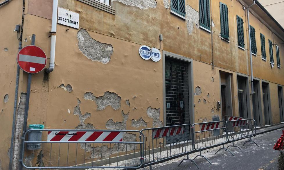 Il vento fa cadere calcinacci in centro