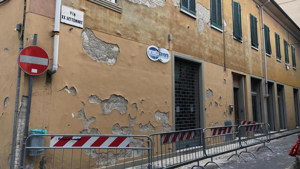 Il vento fa cadere calcinacci in centro