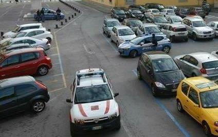 Polizia “sfratta” i parcheggiatori 