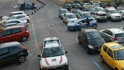 Polizia “sfratta” i parcheggiatori
