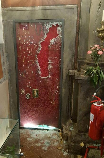 Furto sacrilego, nessuna traccia dei ladri fuggiti con gli ex voto
