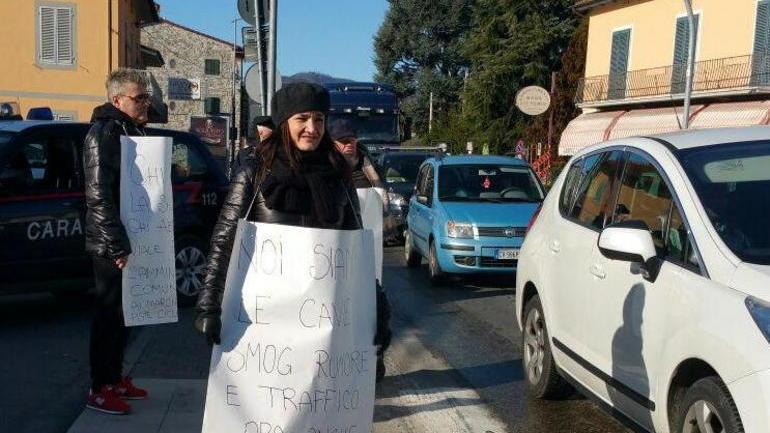 Il comitato No antenna protesta sul viale Europa